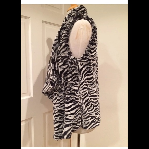 Michael Kors faux fur wrap vest zebra print M - Picture 2 of 8